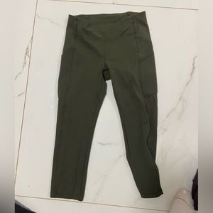 lululemon sport capris size 4 or 6